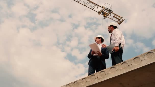 Dos hombres de negocios en traje y cascos — Vídeo de stock