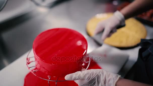 Processo de cozimento bolo vermelho — Vídeo de Stock