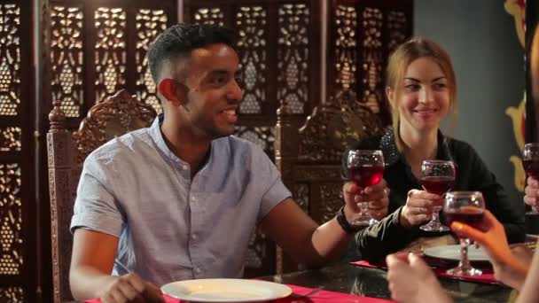 Close Mulheres Jovens Homem Indiano Beber Vinho Tinto Restaurante Asiático — Vídeo de Stock