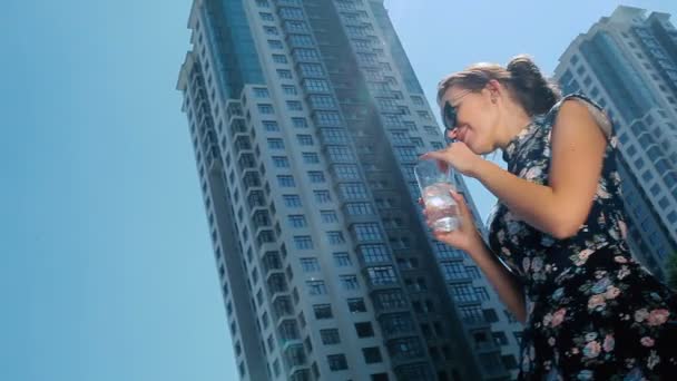 Брюнетка женщина пить воду — стоковое видео