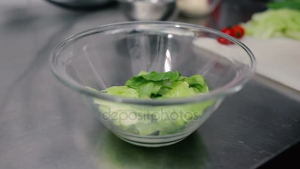 Primer plano de ensalada de cocina masculina — Vídeos de Stock