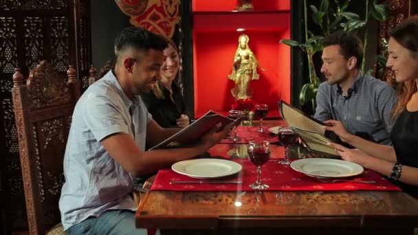 アジア レストランで若い男女のクローズ アップ — ストック動画