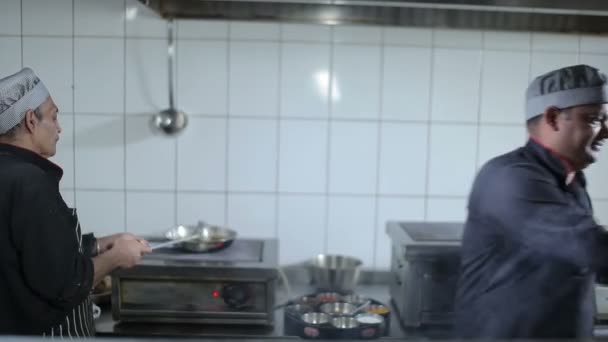 Primo Piano Degli Uomini Asiatici Che Cucinano Alla Cucina Del — Video Stock