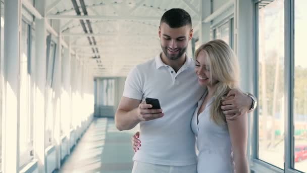 Les gens qui parlent dans le corridor — Video