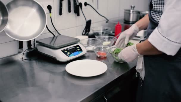 Férfi keze főzés saláta — Stock videók