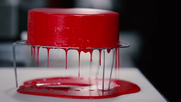 Röd tårta dekoration processen — Stockvideo