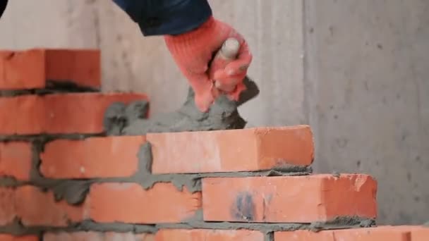 Hombre en uniforme y casco protector — Vídeo de stock