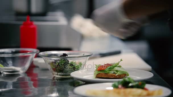 Manos decorar plato con alimentos — Vídeos de Stock