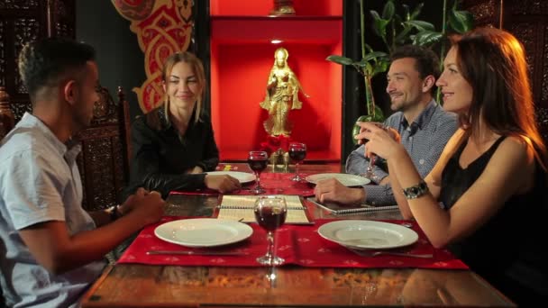 Nahaufnahme Junger Frauen Und Männer Beim Rotweintrinken Asiatischem Restaurant — Stockvideo