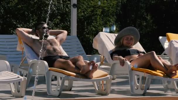 Couple prendre un bain de soleil — Video