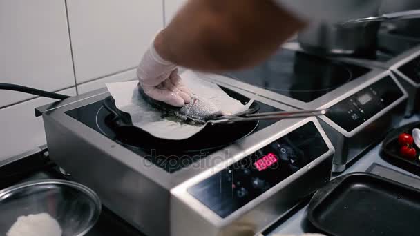 Grillen van vis op pan — Stockvideo