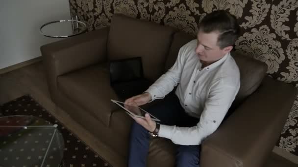 Homem Negócios Camisa Sentado Sofá Usando Tablet Digital Quarto — Vídeo de Stock