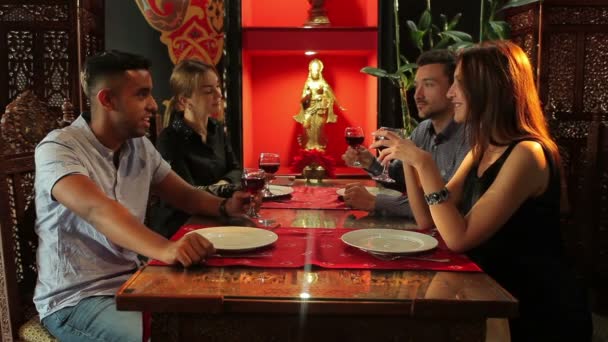 Крупный План Молодых Женщин Мужчин Пьющих Красное Вино Азиатском Ресторане — стоковое видео