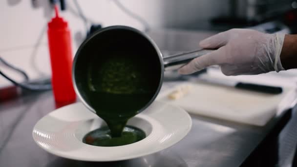 Руки украсить тарелку с едой — стоковое видео