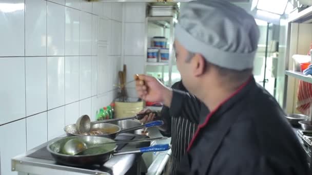 Close Asian Men Cooking Kitchen Indian Restaurant — Stock Video