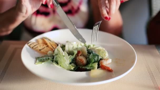 Vrouwelijke eten Salade — Stockvideo