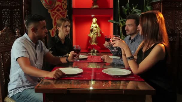 Close Jovens Mulheres Homens Beber Vinho Tinto Restaurante Asiático — Vídeo de Stock