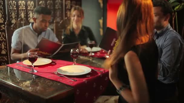Primer Plano Las Mujeres Jóvenes Los Hombres Restaurante Asiático — Vídeo de stock