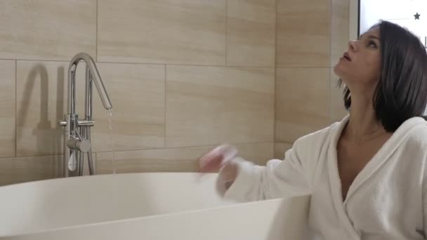 Μελαχρινή Γυναίκα Λευκή Ρόμπα Ανανεώσετε Σώμα Νερό Στο Μπάνιο Στο — Αρχείο Βίντεο