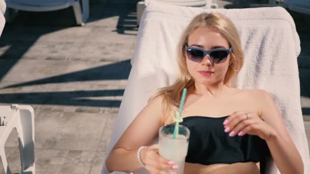 Blonde femme prendre bain de soleil — Video