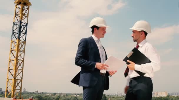 건물 건설에 헬멧에 실업가 — 비디오