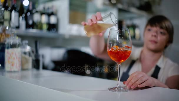 Vrouw make Aperol Spritz Cocktail — Stockvideo