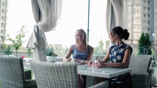 Mujeres en la cafetería al aire libre — Vídeo de stock