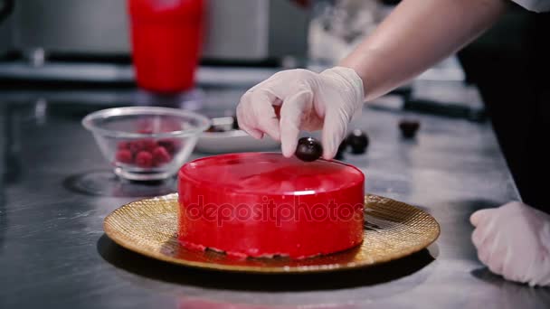 Red cake decoration process — Stock Video