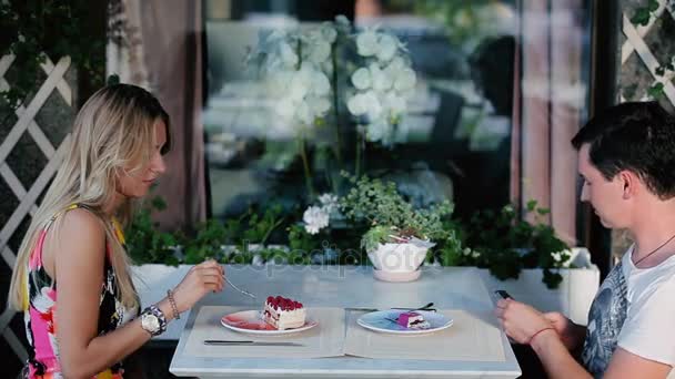 Homme et femme manger des gâteaux — Video