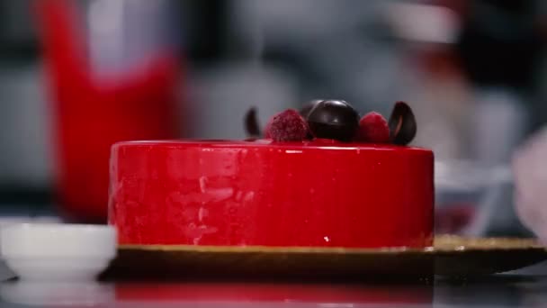 Gros plan sur la décoration du gâteau rouge — Video