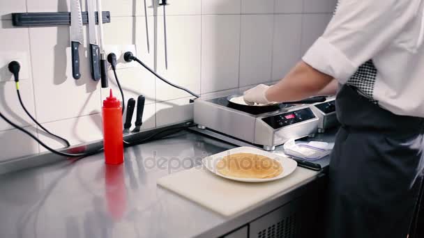 Gros plan sur la cuisson des crêpes — Video