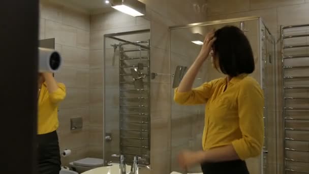 Brunette Businesswoman Yellow Shirt Bathroom Home — Stock Video