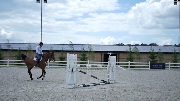 Uomo salto attraverso ride-off su cavallo — Video Stock