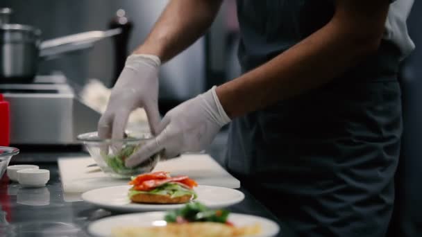 男性手料理サラダ — ストック動画