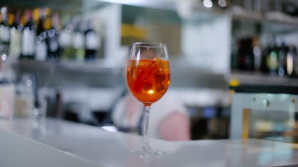 Женщина делает коктейль Aperol Spritz — стоковое видео