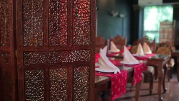 Interior Estilo Asiático Con Servilletas Rojas Restaurante Indio — Vídeos de Stock