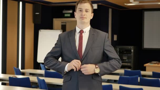 Молодой Бизнесмен Сером Костюме Офисном Фоне — стоковое видео