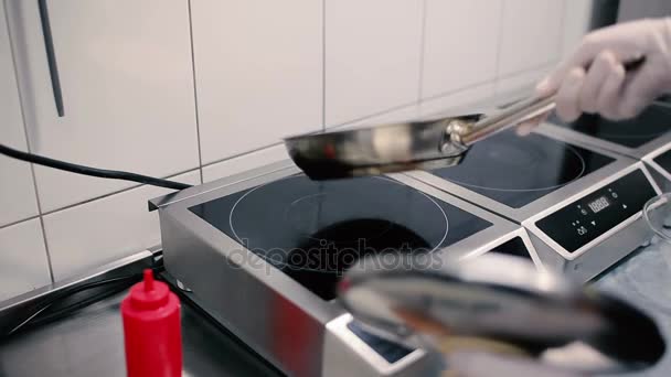 Pannenkoek koken proces in keuken — Stockvideo