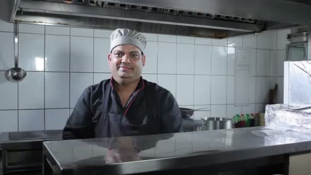 Närbild Asiatiska Man Håller Pannan Med Mat Köket Indisk Restaurang — Stockvideo