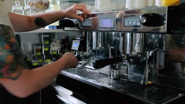 女人煮咖啡 — 图库视频影像
