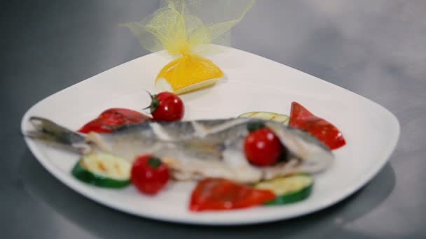 Гриль рыбы на тарелке — стоковое видео