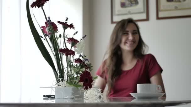 家でコーヒーを飲む赤シャツの男とブルネットの女性実業家 — ストック動画