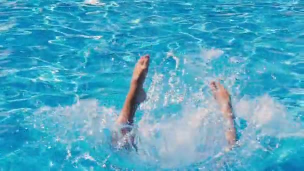 Чоловік занурюється у відкритий басейн — стокове відео