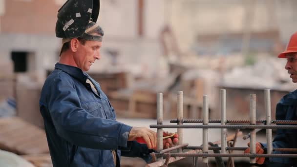 Hombres en cascos uniformes y protectores — Vídeos de Stock