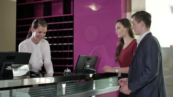 Ungt Par Tala Med Receptionist Hotellets Lobby — Stockvideo