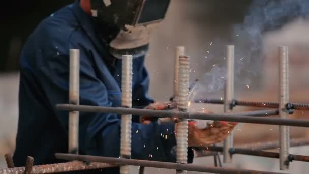 Hombre en uniforme y casco protector — Vídeo de stock