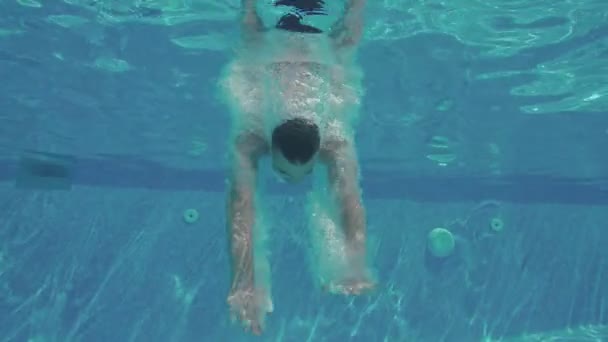 Hombre de buceo en la piscina al aire libre — Vídeo de stock