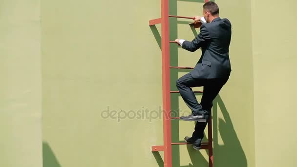 Hombre de negocios en traje usando escalera — Vídeo de stock