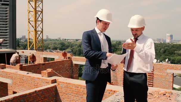 Hombres de negocios en la construcción de edificios fondo — Vídeos de Stock