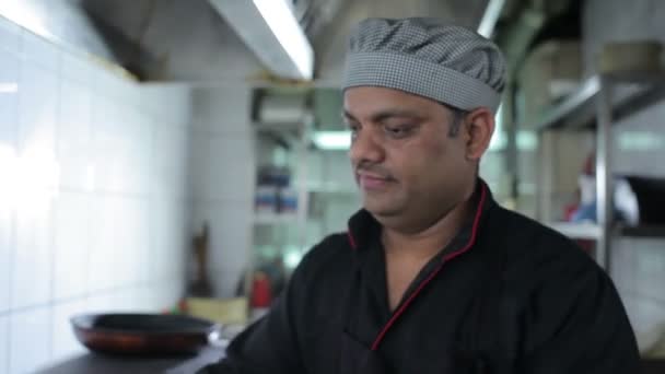 Close Homem Asiático Cozinhar Cozinha Restaurante Indiano — Vídeo de Stock